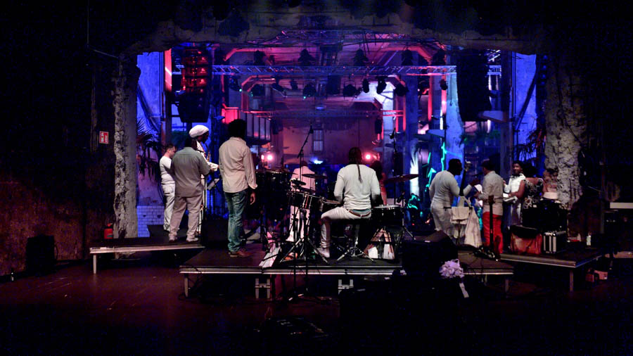 Kubanische Live-Musik in Fabrikhallen